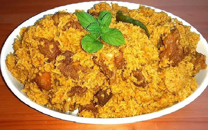 বৃষ্টির দিনে খিচুড়িতে মিশে যায় স্মৃতির দম